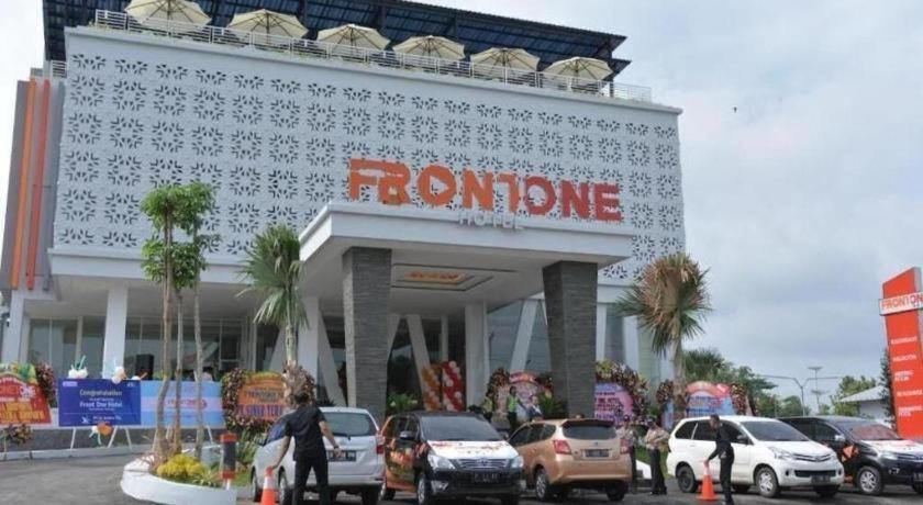 Front One Hotel Pamekasan Madura Exterior foto