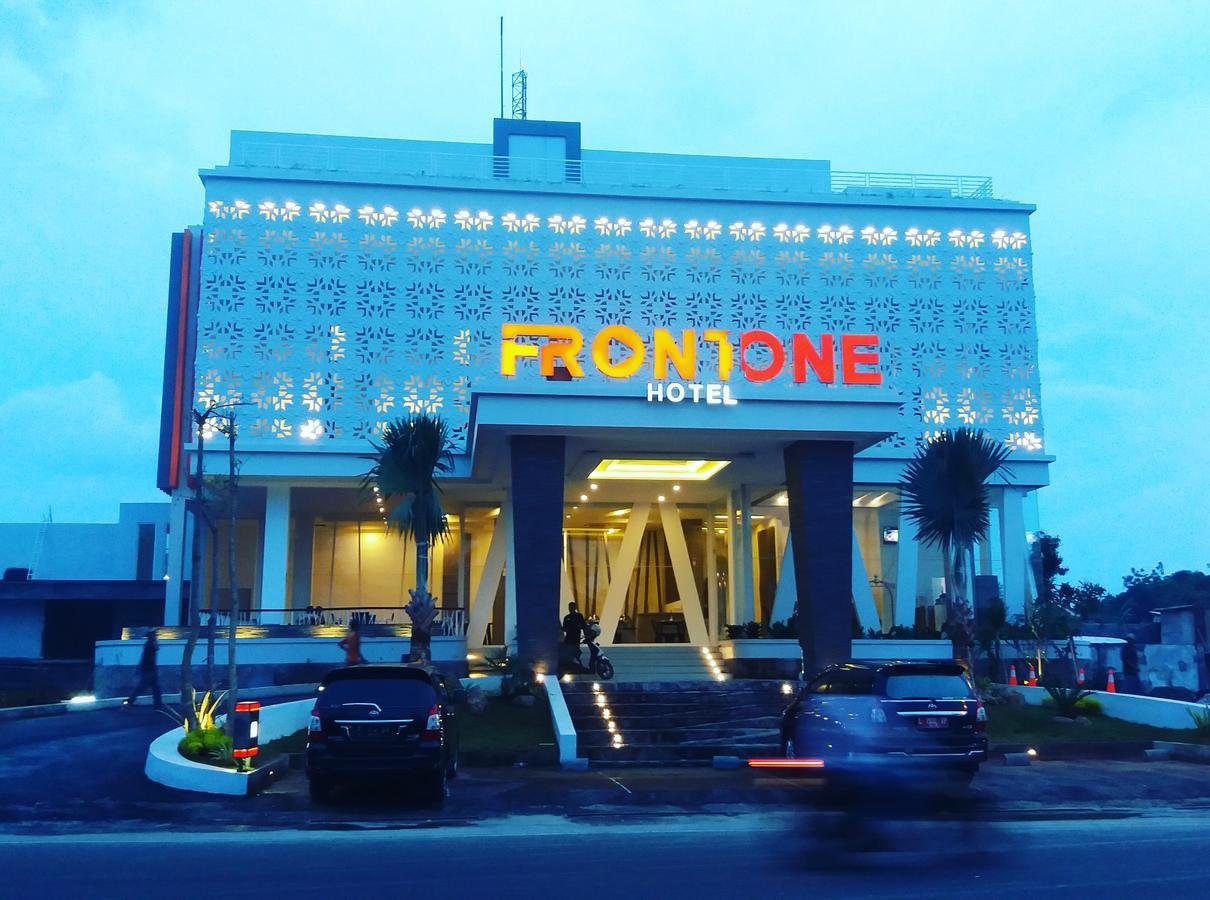 Front One Hotel Pamekasan Madura Exterior foto